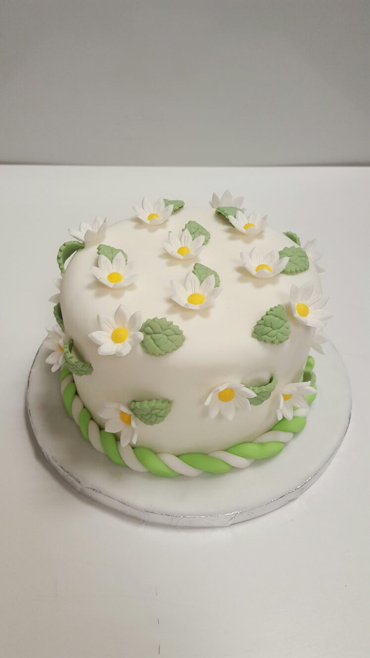 Torte mit Kamillenblüten-Dekoration