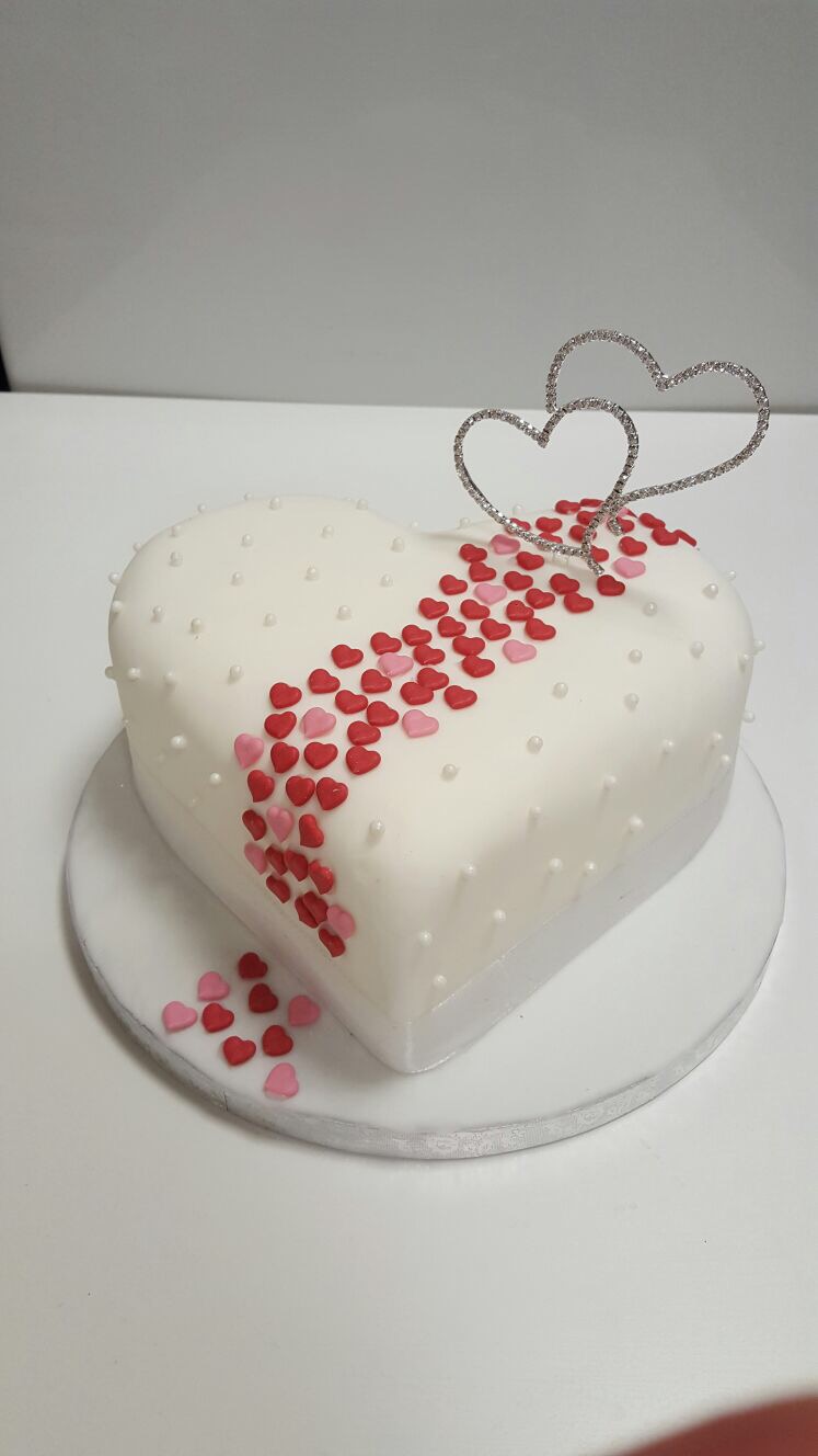 Herzförmige Torte mit Strass-Dekoration