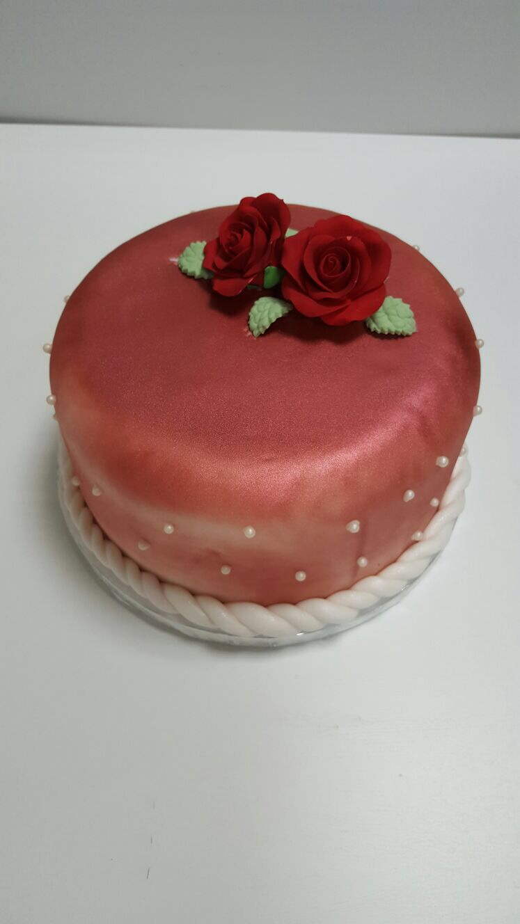 Rote Torte mit Rosendekoration