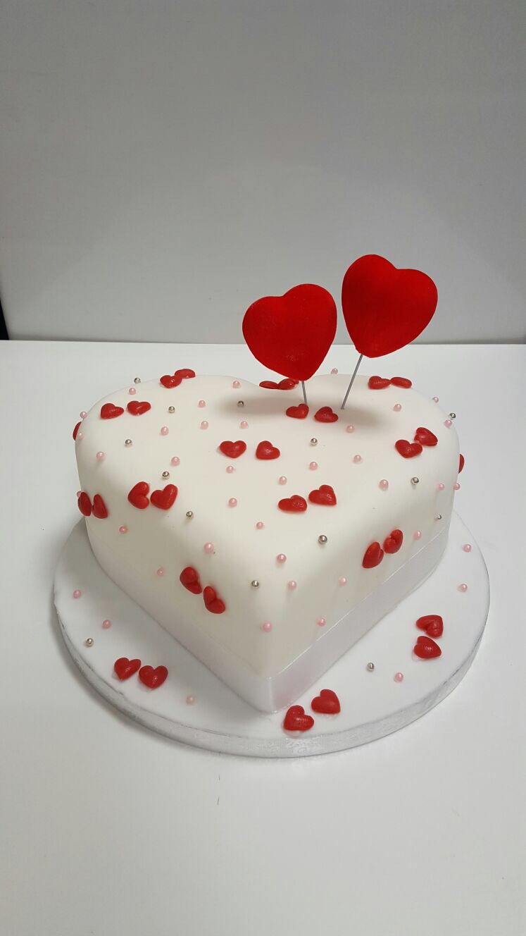 Runde Torte mit roten Rosen